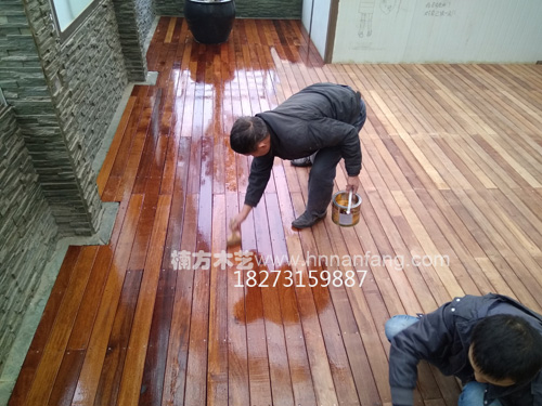 防腐木油施工.jpg 防腐木油施工.jpg