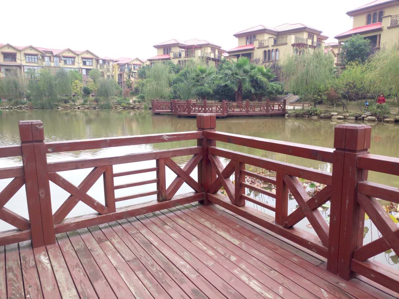 防腐木圍欄護欄.jpg 防腐木圍欄護欄.jpg