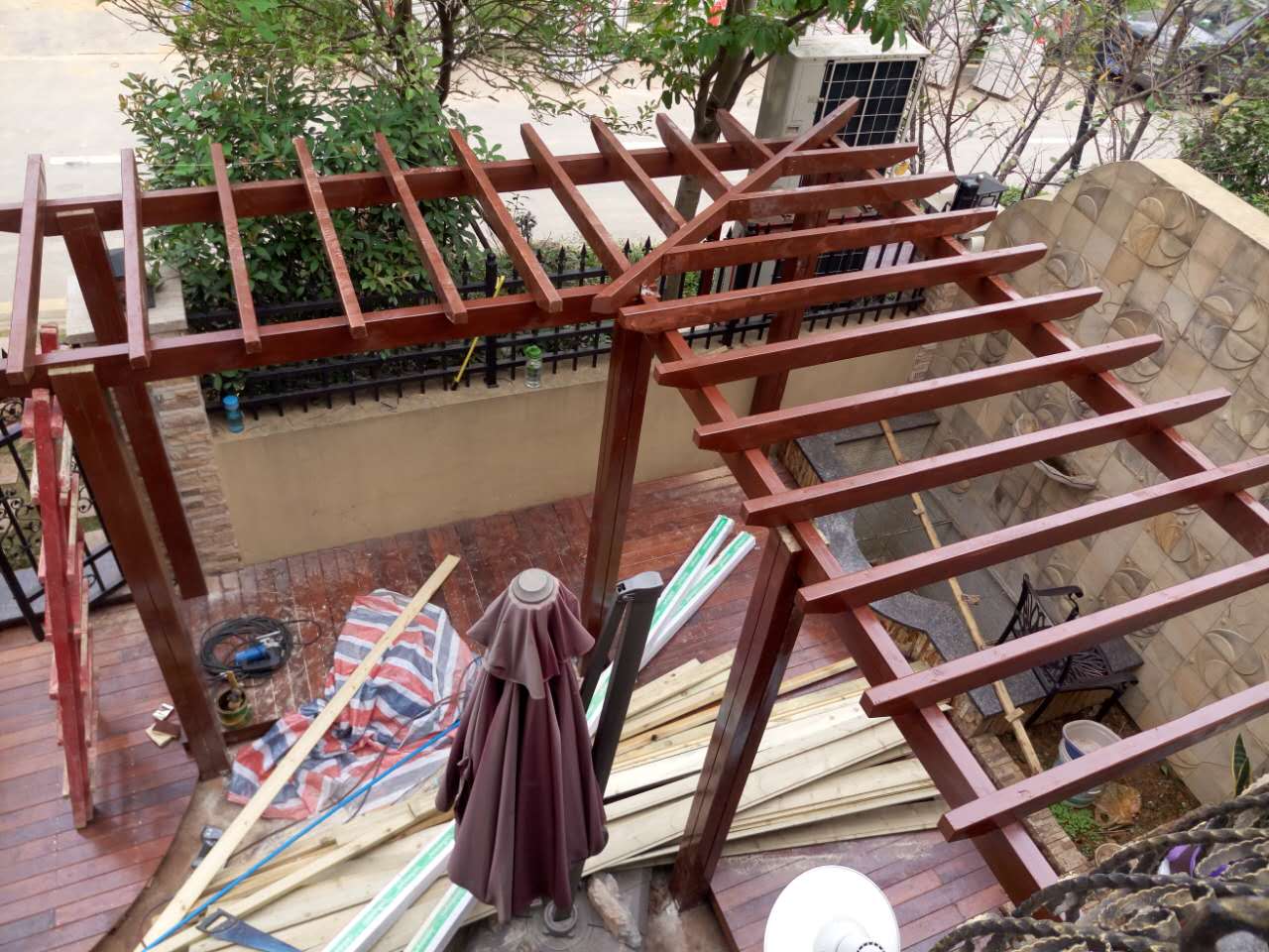 防腐木花架.jpg 防腐木花架.jpg